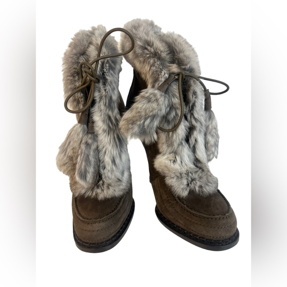 CHRISTIAN DIOR Grey SUEDE ANKLE BOOTS WITH GREY FUR TRIM - Picture 4 of 8